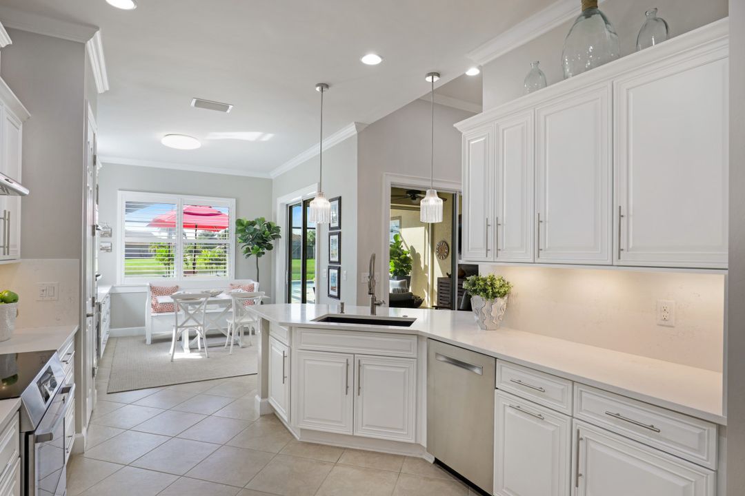 9423 Quarry Dr, Naples, FL 34120