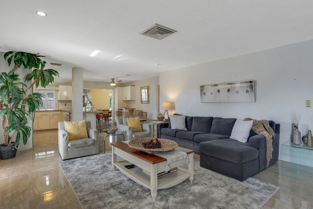 698 99th Ave N, Naples, FL 34108