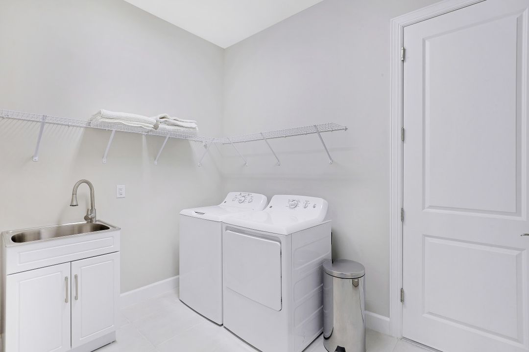 8458 Sevilla Ct, Naples, FL 34114