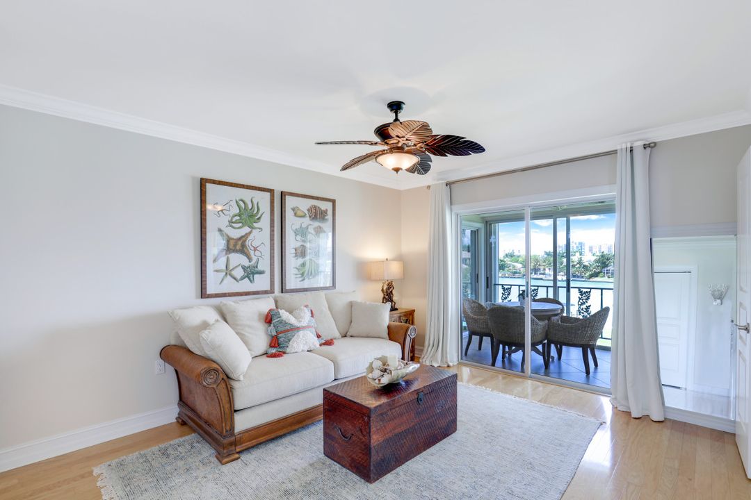 383 Harbour Dr #302, Naples, FL 34103