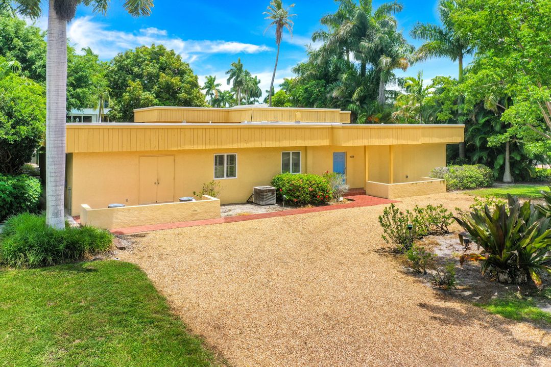 635 15th Ave S, Naples, FL 34102