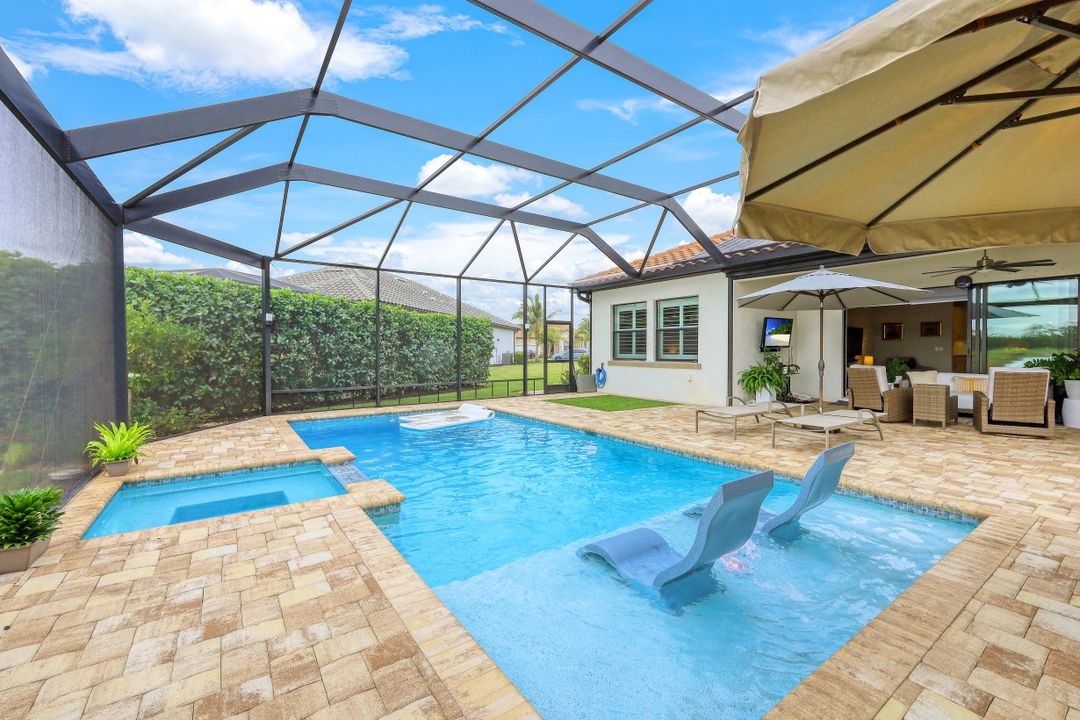 1932 Mustique St, Naples, FL 34120