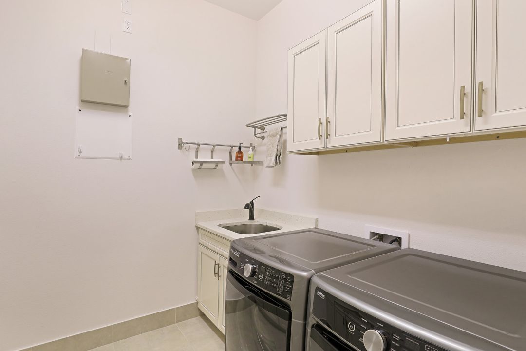 2760 Crystal Way, Naples, FL 34119