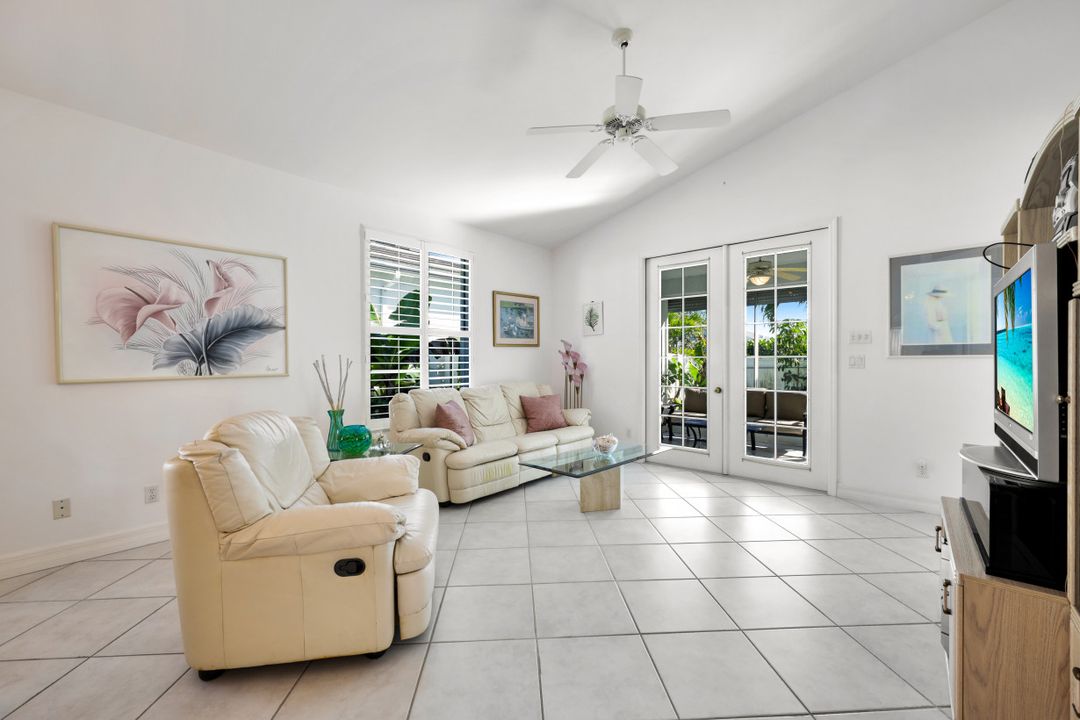 586 93rd Ave N, Naples, FL 34108