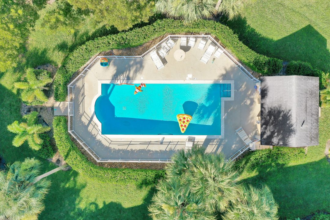 9605 Crescent Garden Dr, Naples, FL 34109