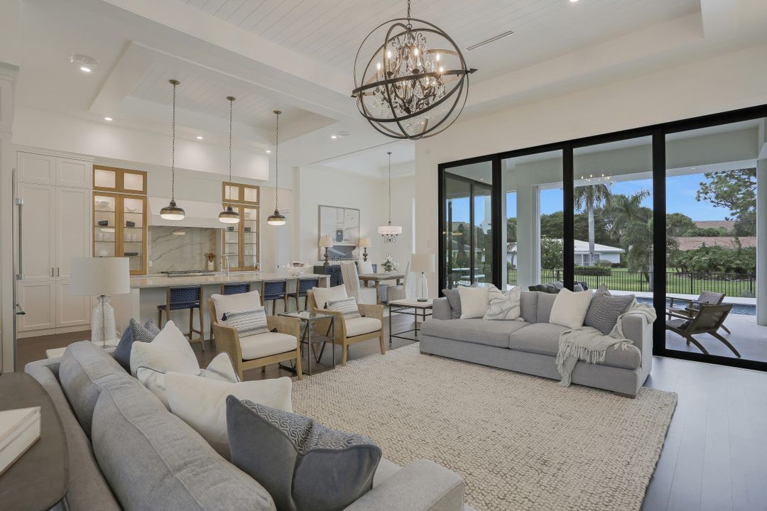 725 Parkview Ln, Naples, FL 34103