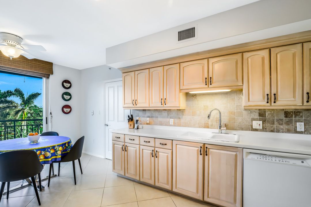 7515 Pelican Bay Blvd #4b, Naples, FL 34108