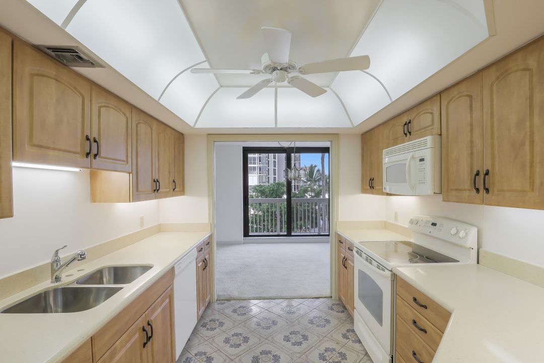 4901 Gulf Shore Blvd N #402, Naples, FL 34103