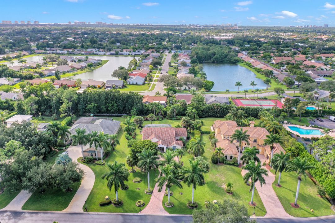 9245 The Ln, Naples, FL 34109