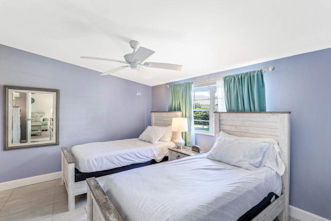 383 Harbour Dr #302, Naples, FL 34103