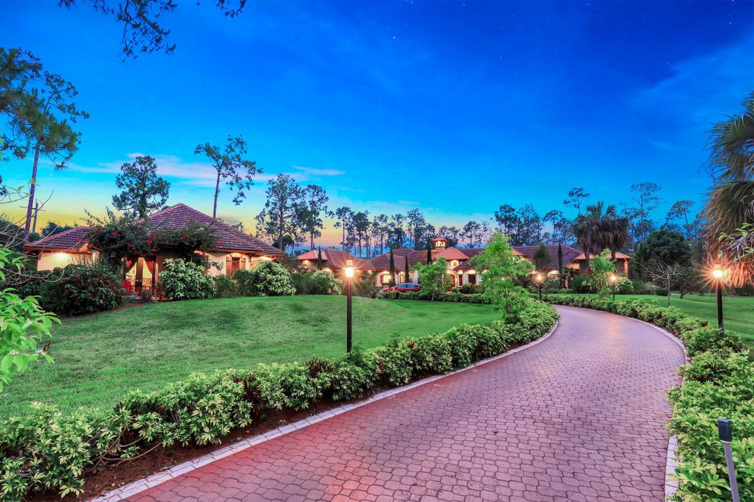 5610 Bur Oaks Ln, Naples, FL 34119