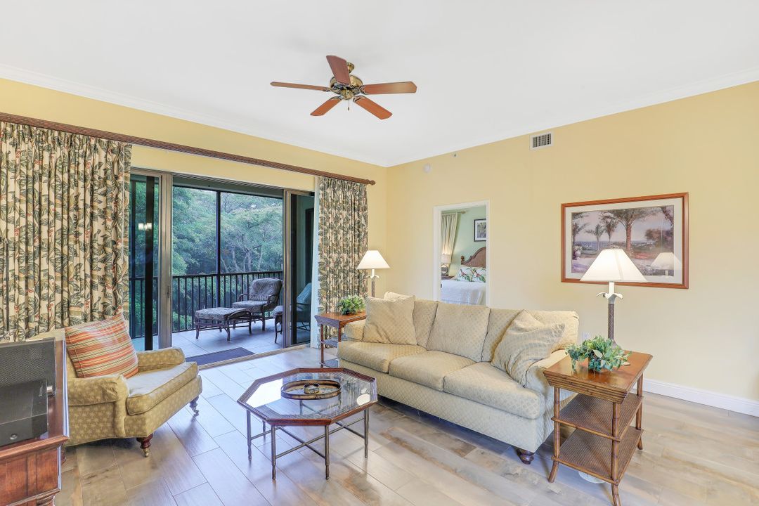 1025 Sandpiper St #E-203, Naples, FL 34102