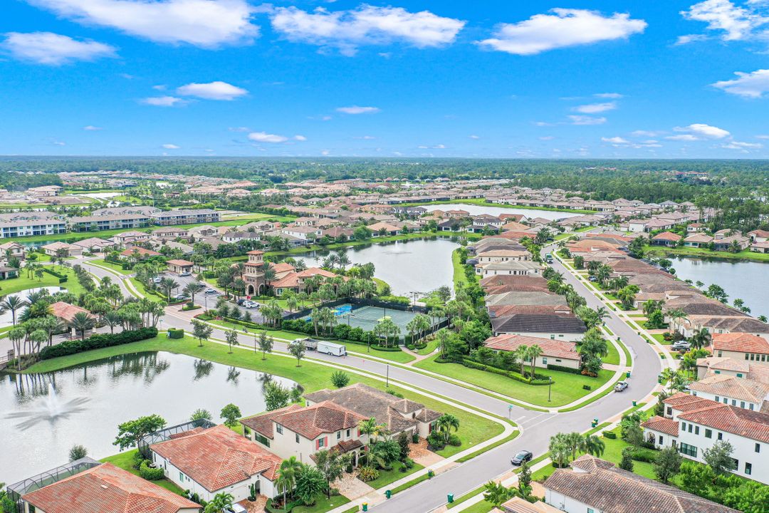 9256 Woodhurst Dr, Naples, FL 34120