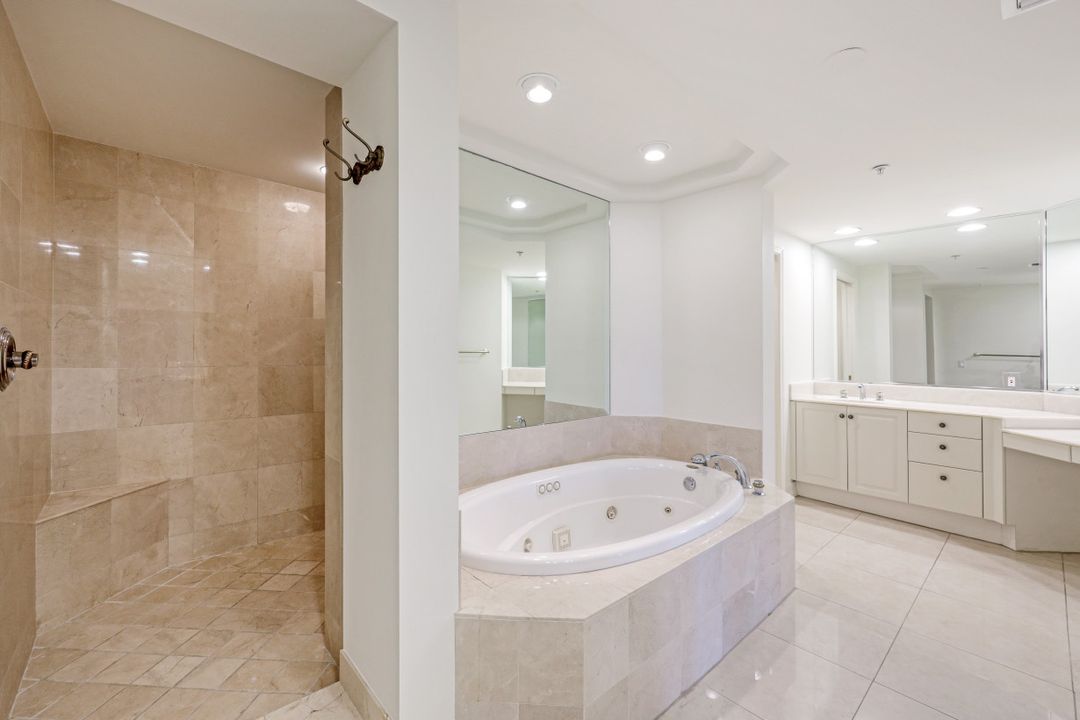 445 Dockside Dr ##201, Naples, FL 34110