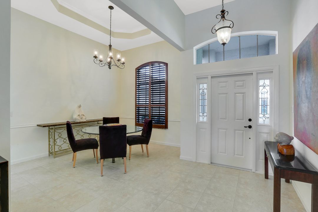 6615 Chestnut Cir, Naples, FL 34109
