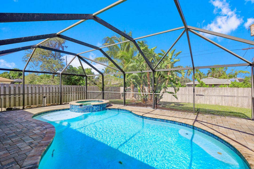 659 108th Ave N, Naples, FL 34108