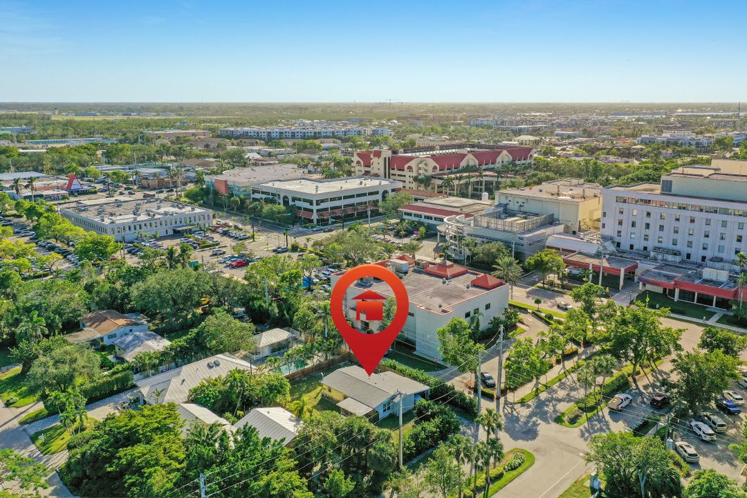 476 7th St N, Naples, FL 34102