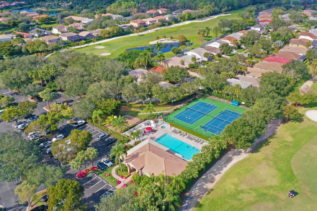 2092 Crestview Way, Naples, FL 34119