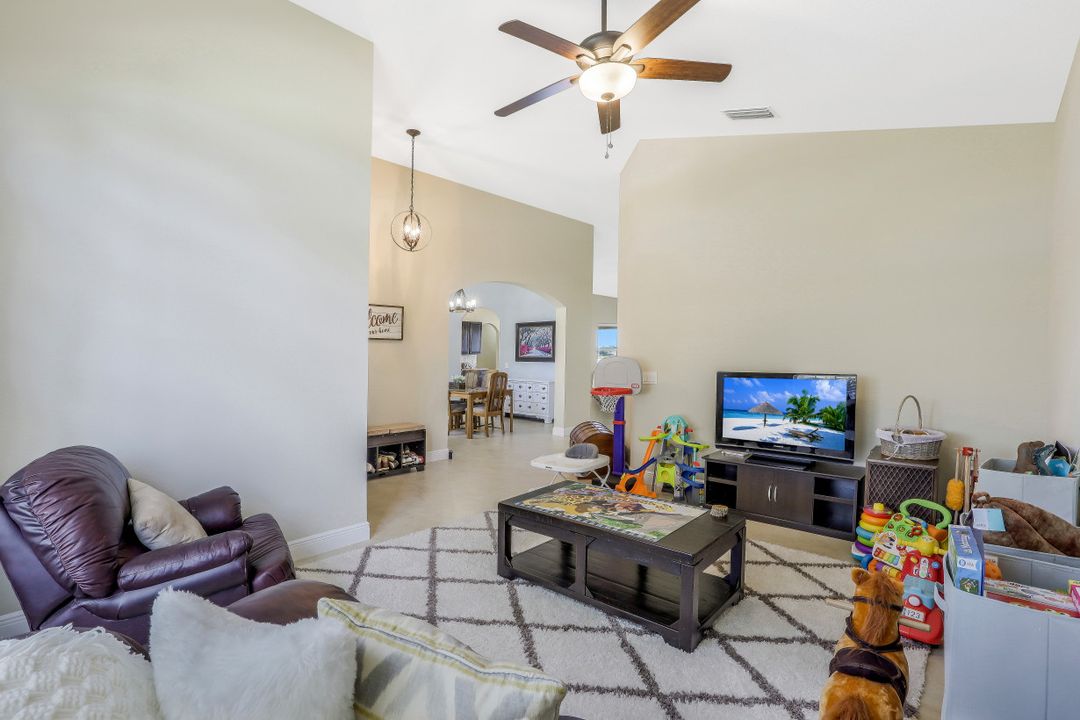 2198 Grove Dr, Naples, FL 34120