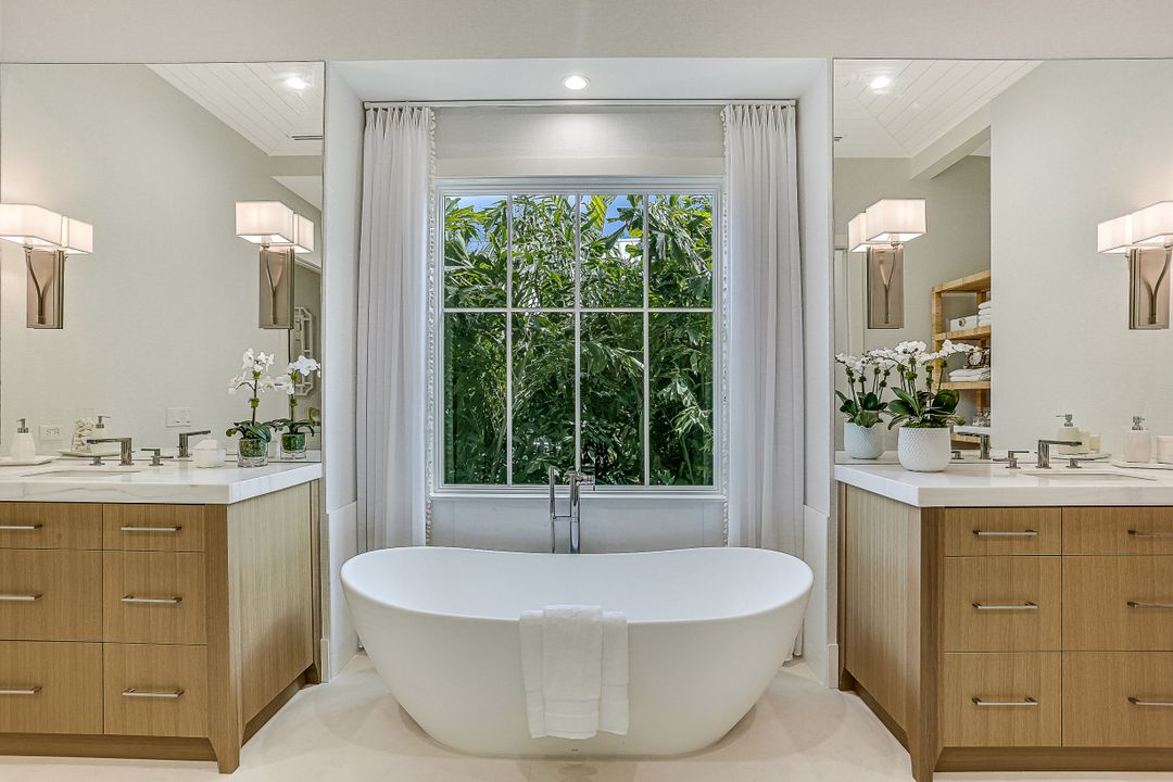 1040 2nd St S, Naples, FL 34102