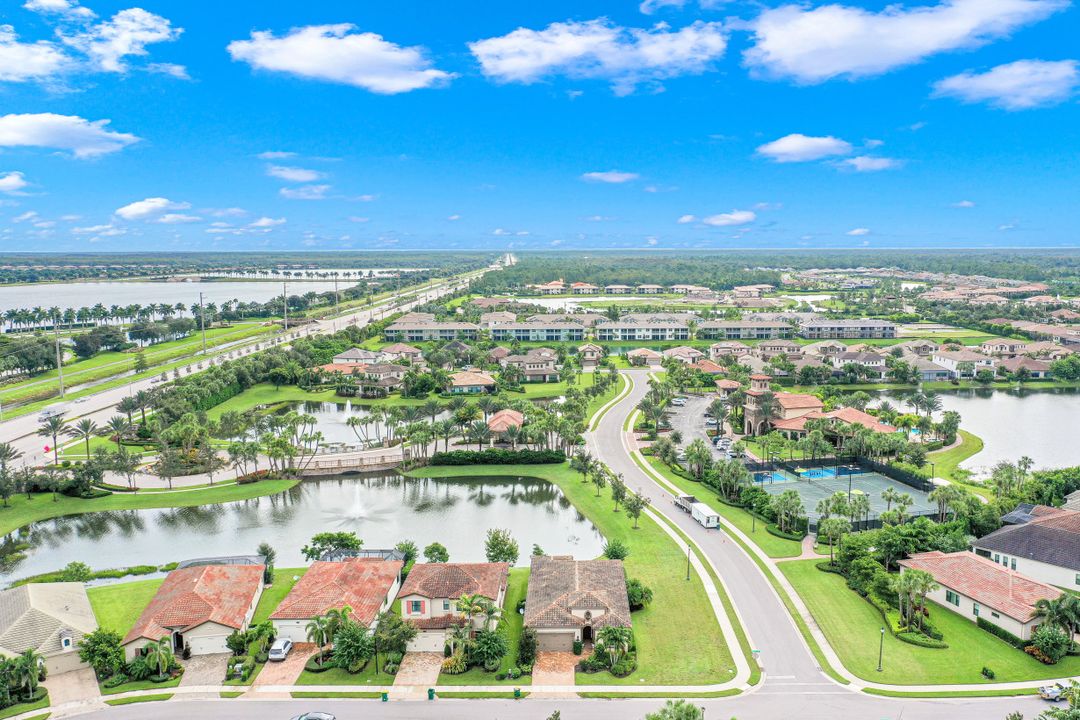 9256 Woodhurst Dr, Naples, FL 34120