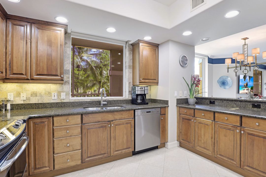 2748 Tiburon Blvd E #202, Naples, FL 34109