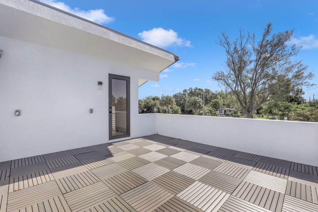 3021 Lunar St, Naples, FL 34112