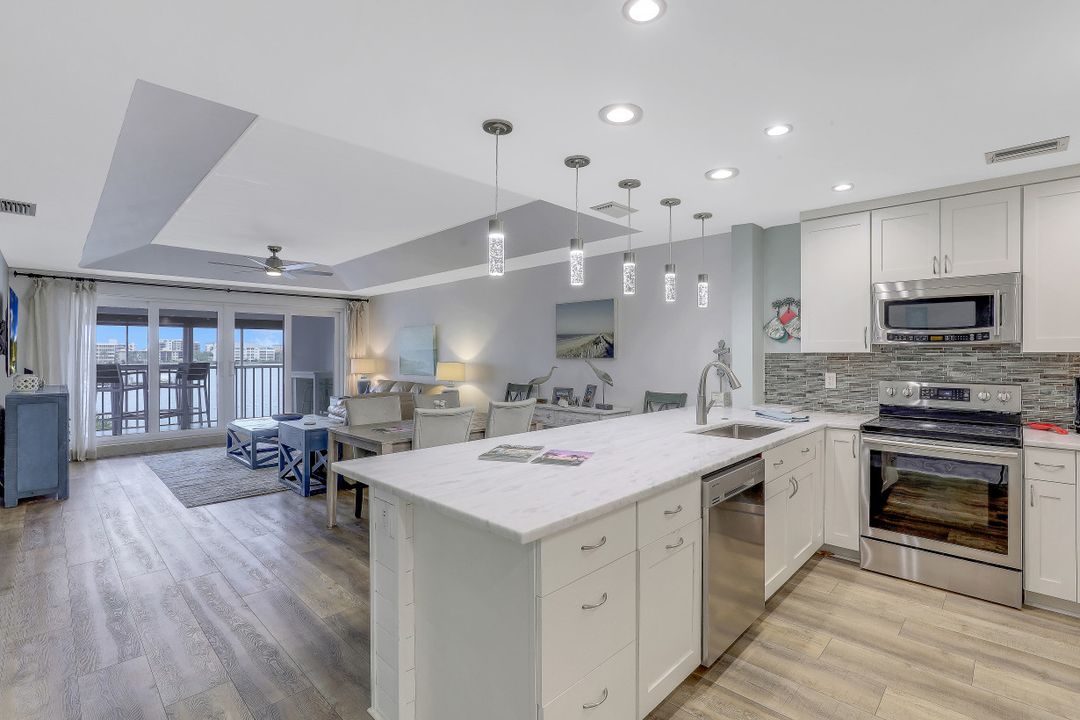 9101 Vanderbilt Dr #1-302, Naples, FL 34108