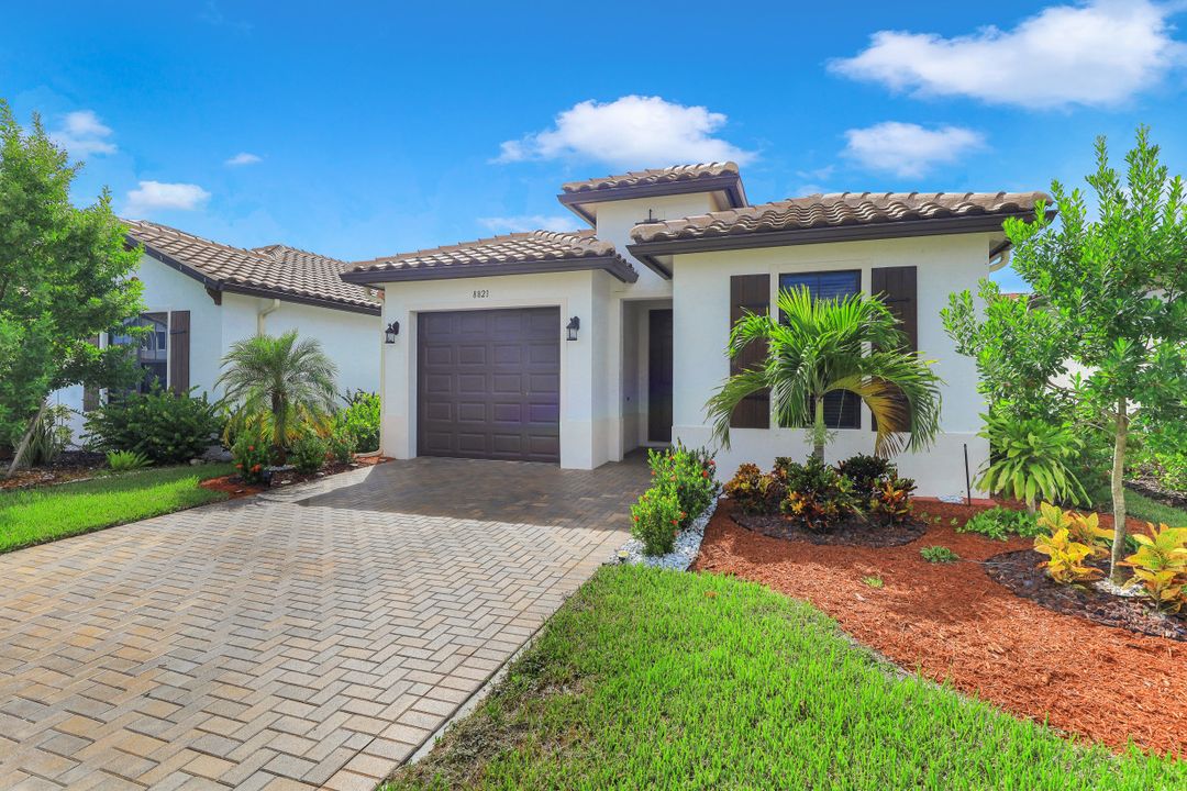 8821 Madrid Cir, Naples, FL 34104