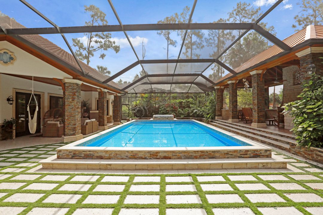 5610 Bur Oaks Ln, Naples, FL 34119