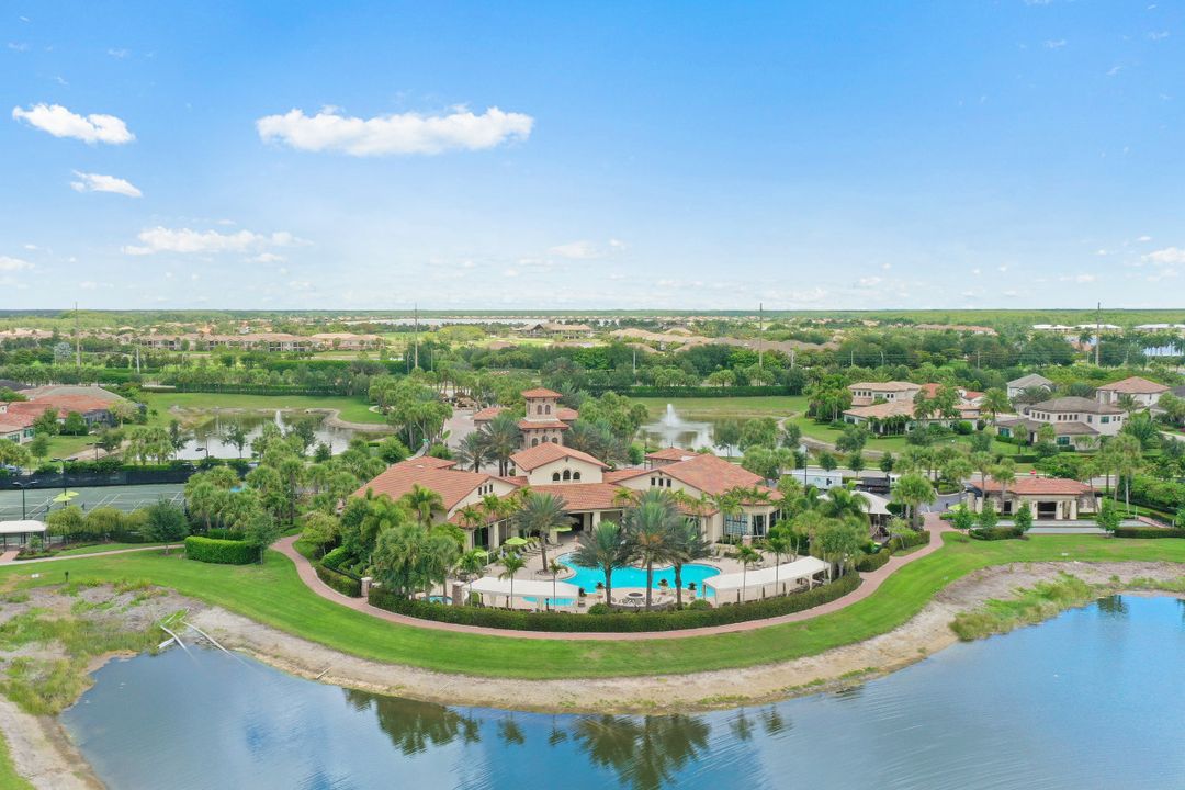 9231 Shadow Oak Ln, Naples, FL 34120