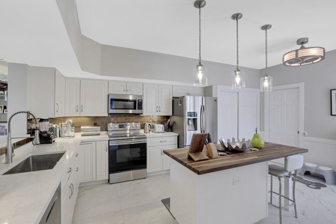 6060 Autumn Oaks Ln, Naples, FL 34119