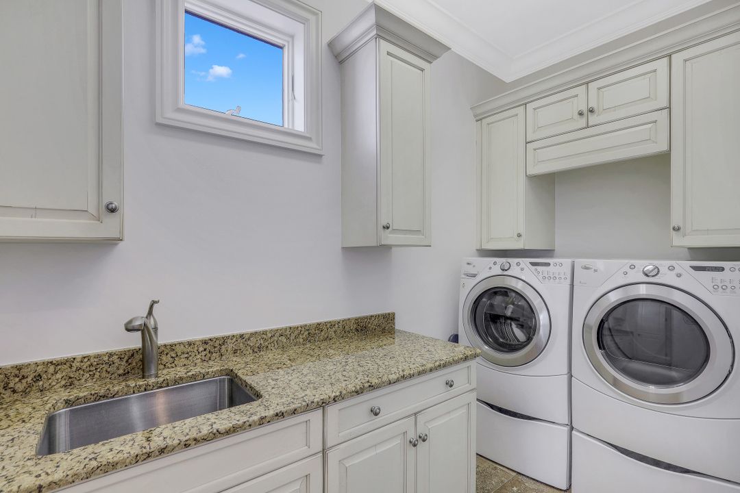 1940 6th St S, Naples, FL 34102