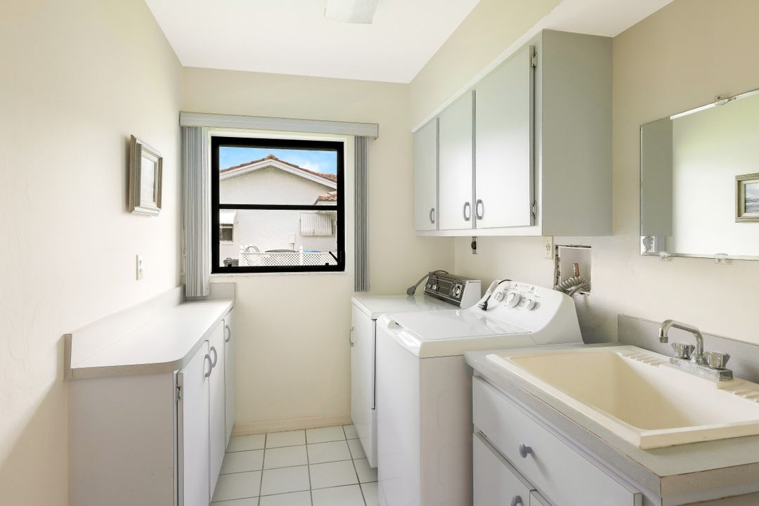 2215 SE 31st St, Cape Coral, FL 33904