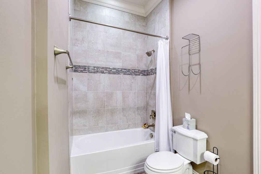 9067 Breakwater Dr, Naples, FL 34120