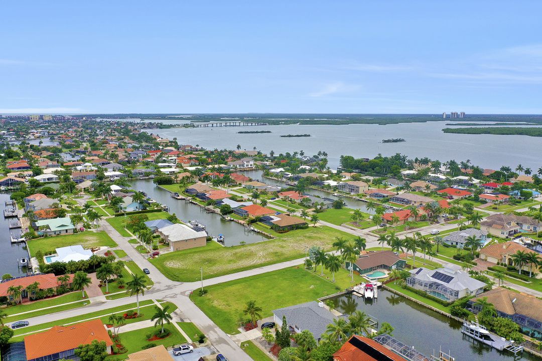 295 Grapewood Ct, Marco Island, FL 34145