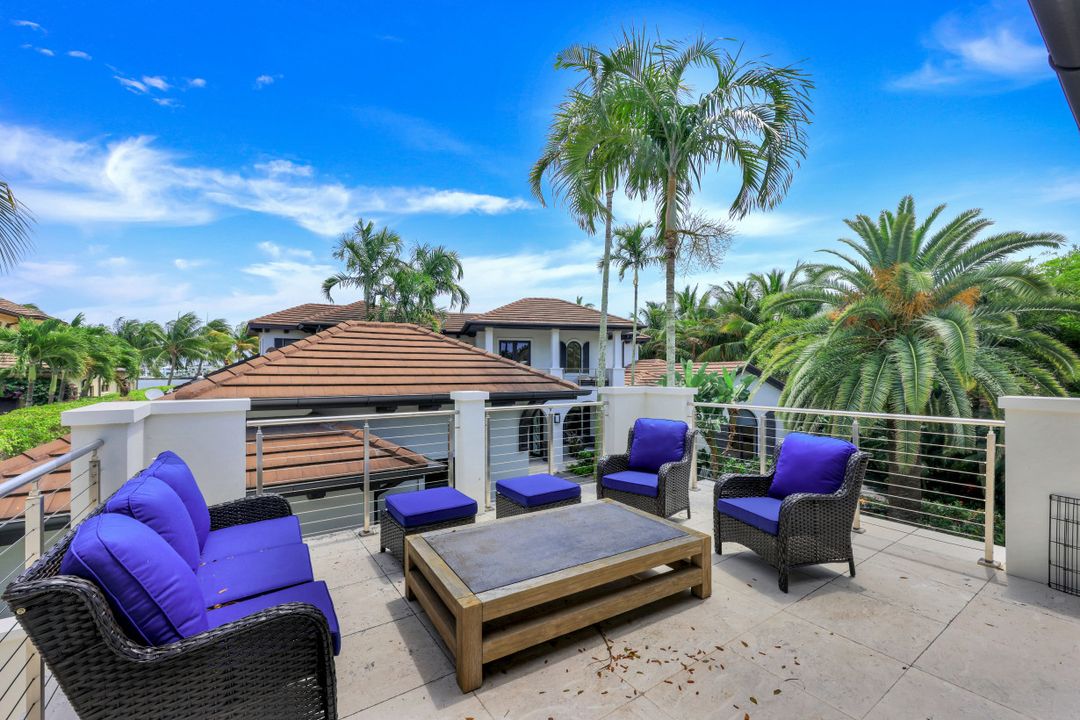 970 Aqua Cir, Naples, FL 34102