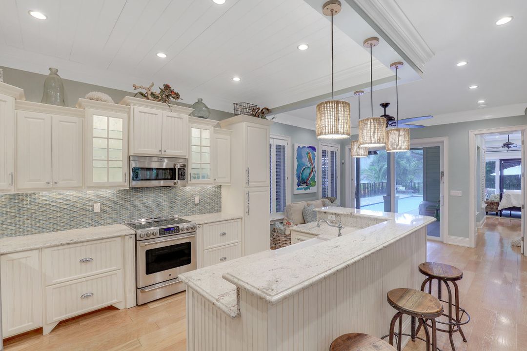 572 7th Ave N, Naples, FL 34102