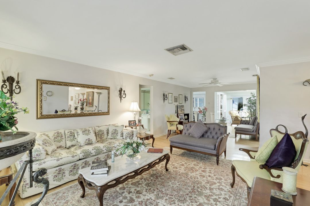 349 2nd Ave N, Naples, FL 34102