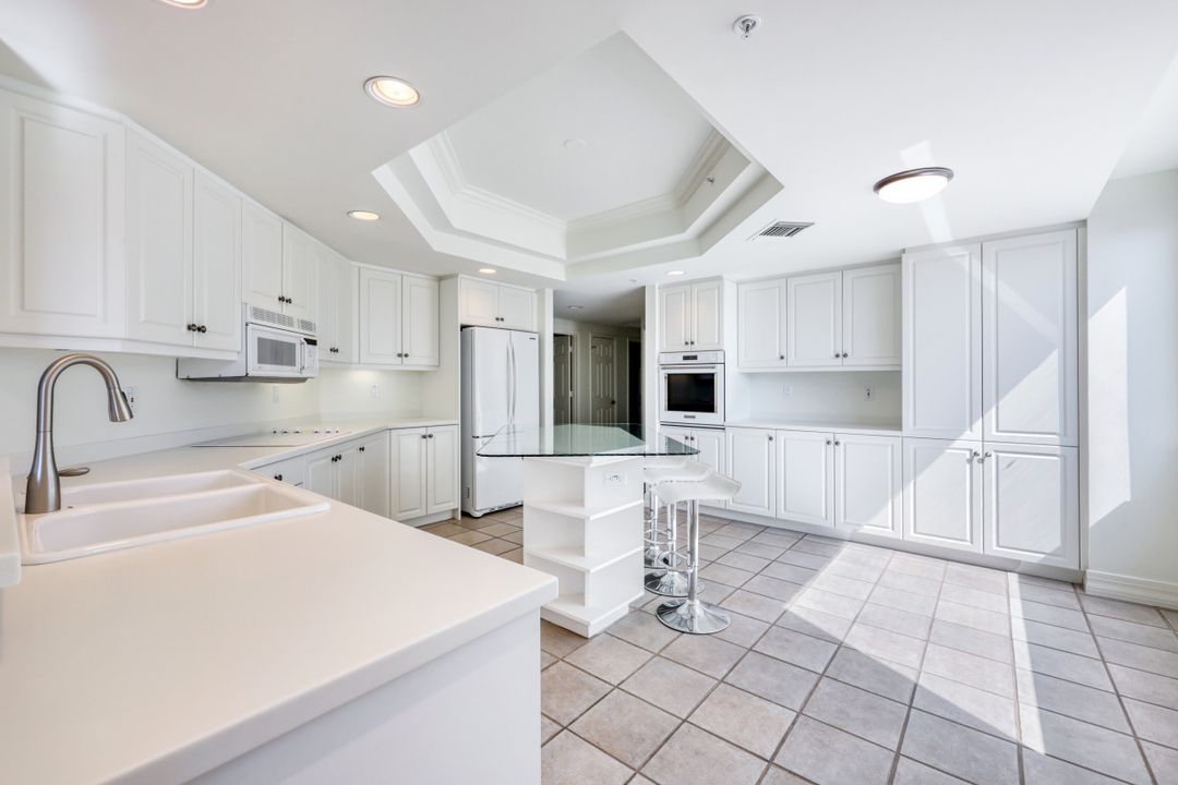 445 Dockside Dr ##201, Naples, FL 34110