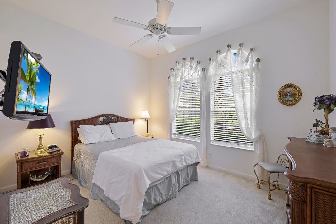 15842 Los Reyes Ln, Naples, FL 34110