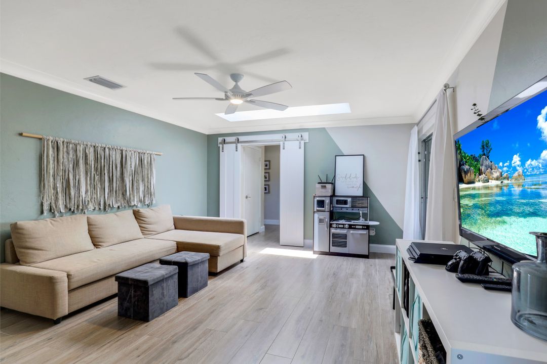 633 Cypress Way E, Naples, FL 34110