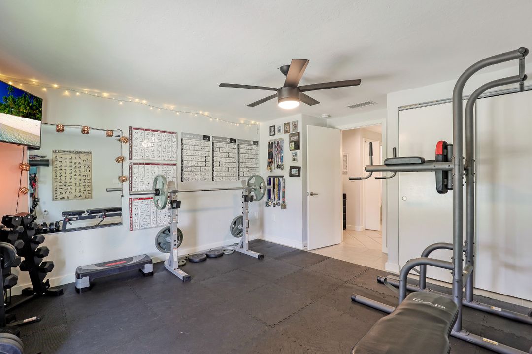 8719 Crest Ln, Fort Myers, FL 33907