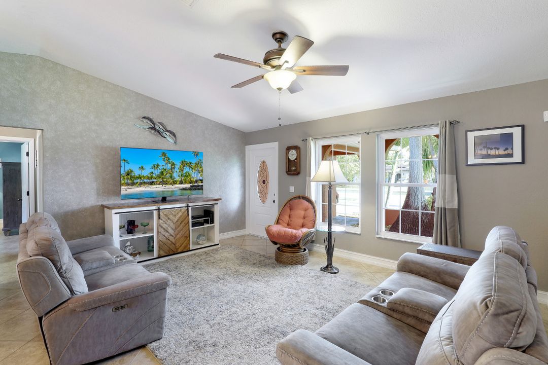 2208 Viscaya Pkwy, Cape Coral, FL 33990