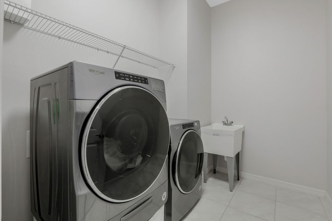 3001 Sunset Pointe Cir, Cape Coral, FL 33914