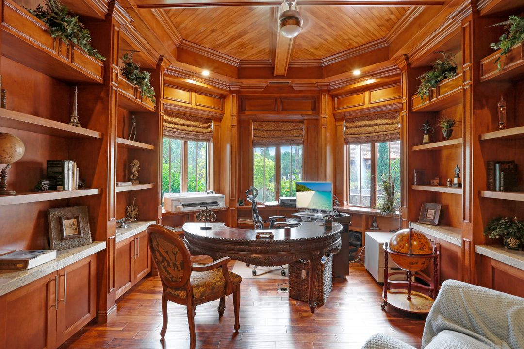 5610 Bur Oaks Ln, Naples, FL 34119