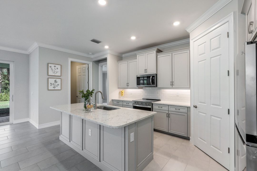 315 Tamarindo Ln, Naples, FL 34114