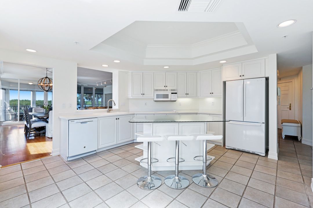 445 Dockside Dr ##201, Naples, FL 34110