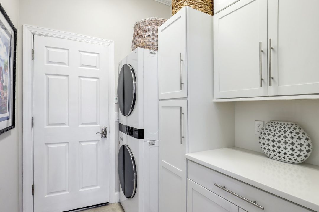 9423 Quarry Dr, Naples, FL 34120