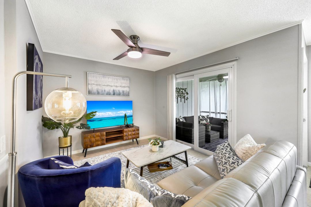 10095 7th St N #2, Naples, FL 34108